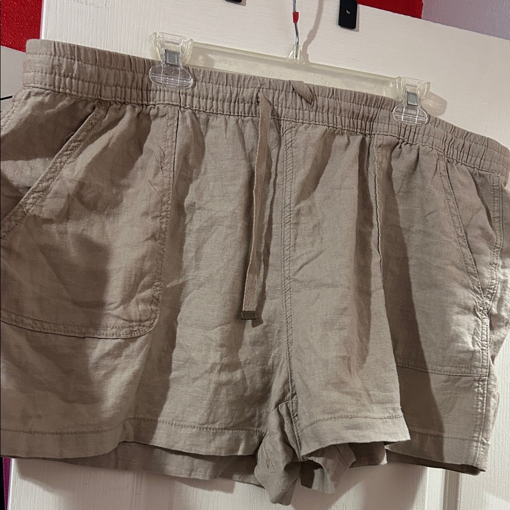 Time and Tru Beige Relaxed Fit Shorts